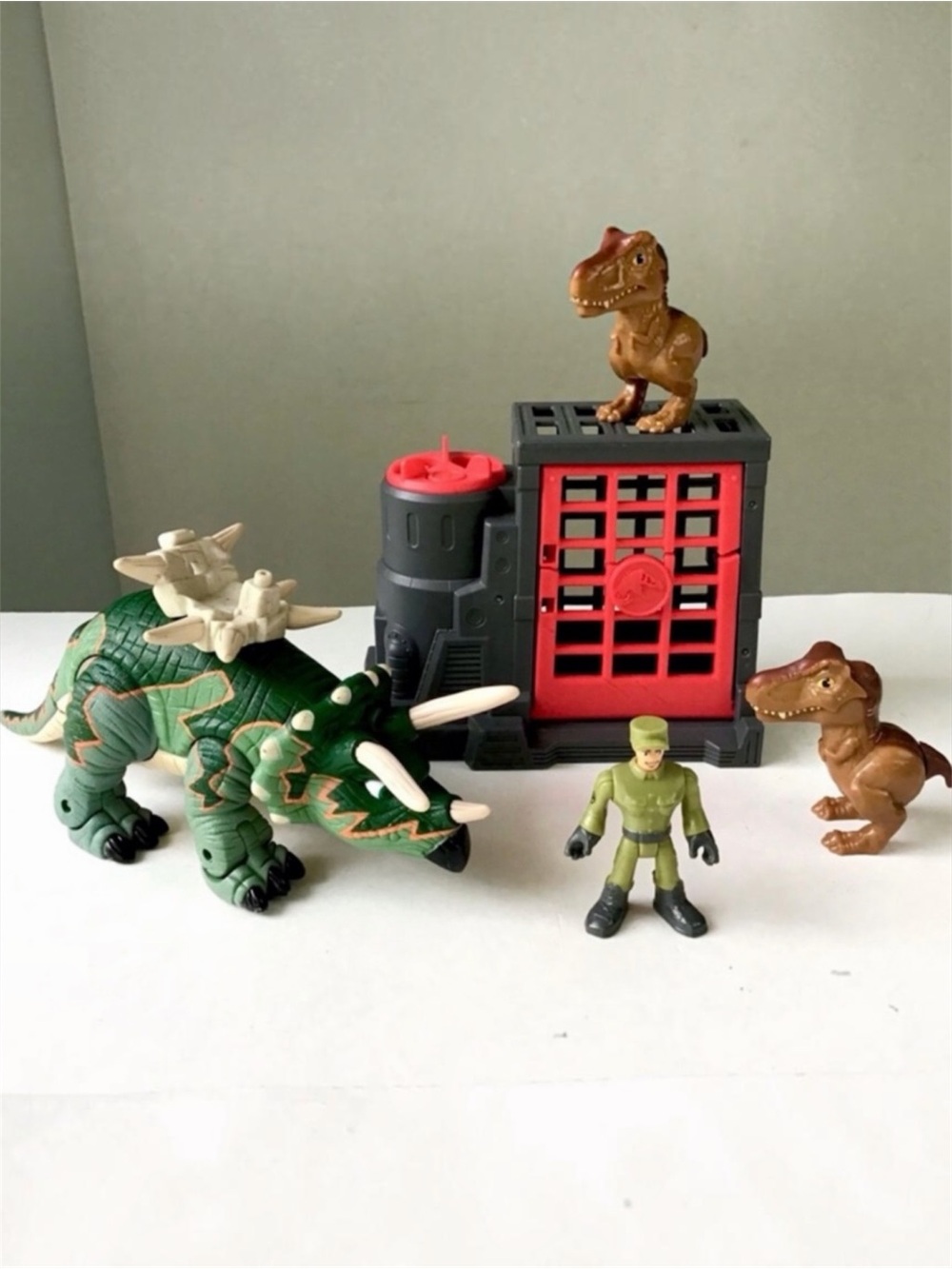Imaginext Jurassic World Tank The Dinosaur, Capture Cage, T-Rex Action Figures
